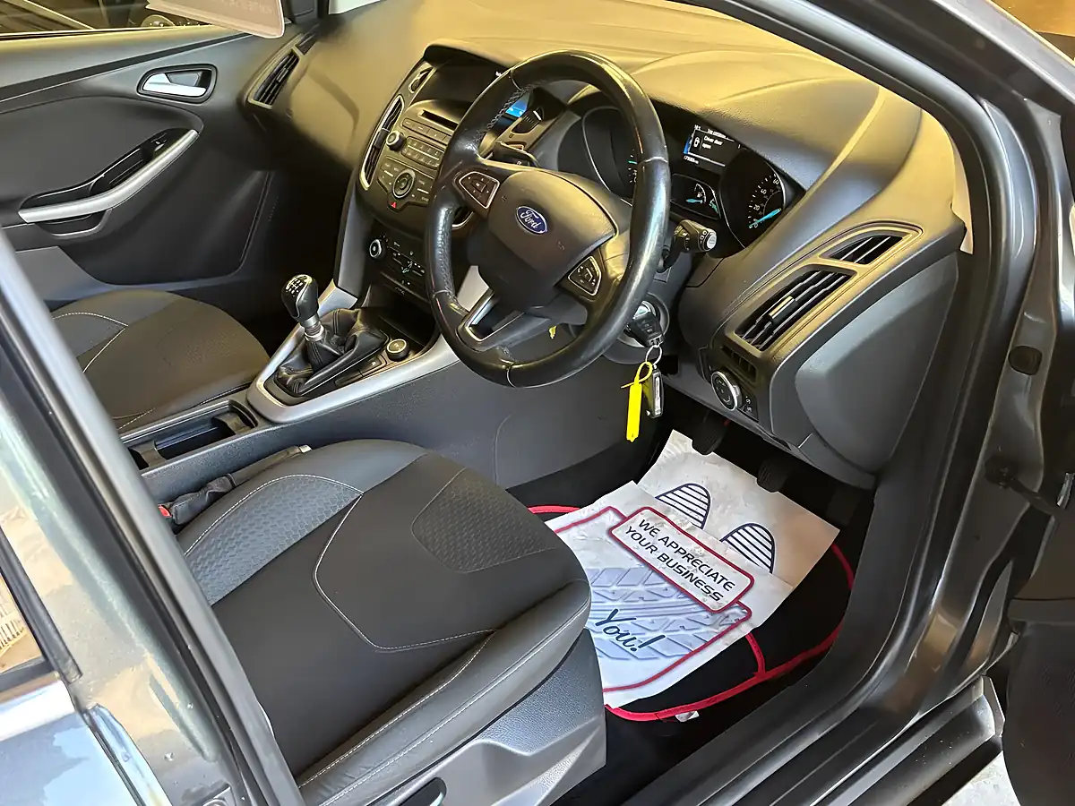 Used 2015 Ford Focus Zetec Grey - Interior and Exterior details 12