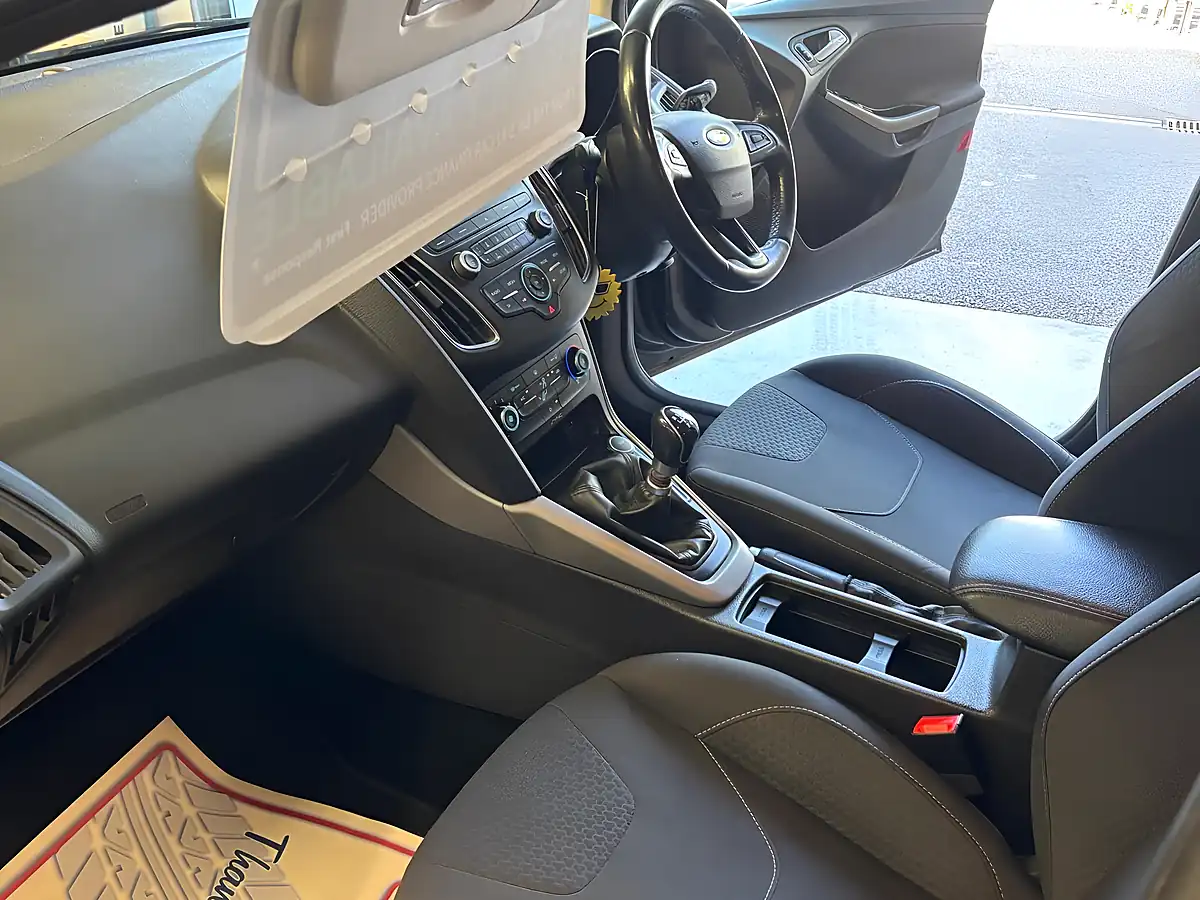 Used 2015 Ford Focus Zetec Grey - Interior and Exterior details 17