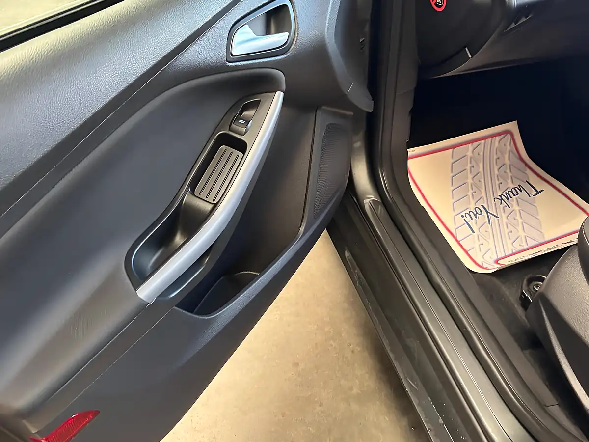 Used 2015 Ford Focus Zetec Grey - Interior and Exterior details 18