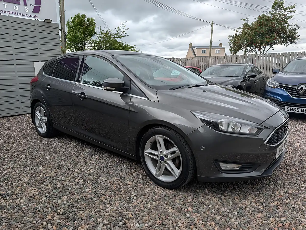 Used 2015 Ford Focus Zetec Grey - Front View