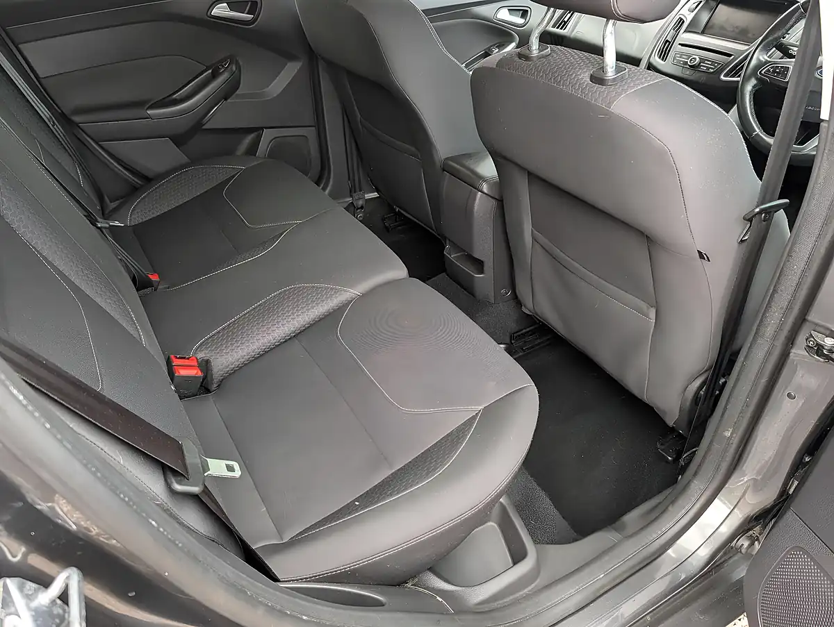 Used 2015 Ford Focus Zetec Grey - Interior and Exterior details 12