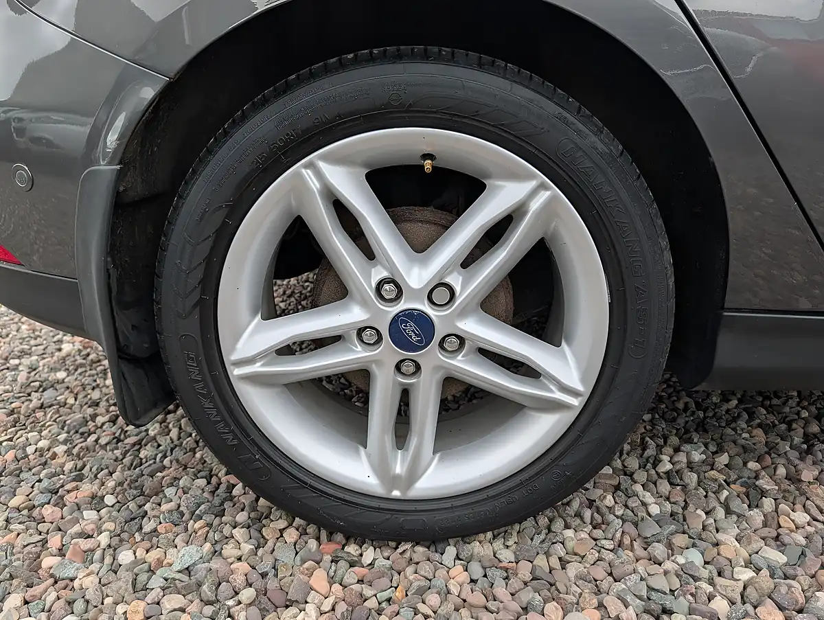 Used 2015 Ford Focus Zetec Grey - Interior and Exterior details 14