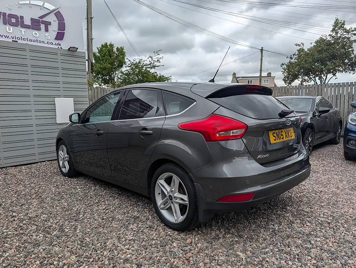 Used 2015 Ford Focus Zetec Grey - Interior and Exterior details 8