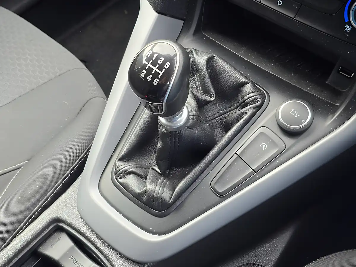 Used 2015 Ford Focus Zetec Grey - Interior and Exterior details 13
