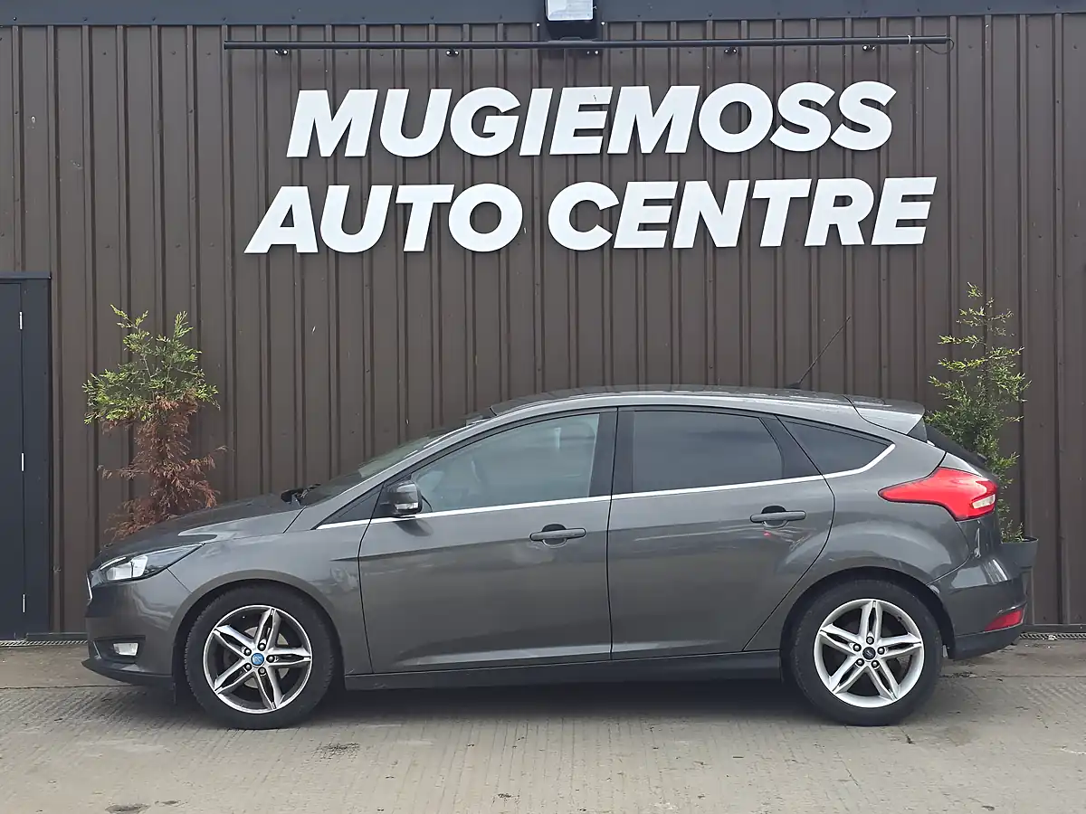 Used 2015 Ford Focus Zetec Grey - Interior and Exterior details 4