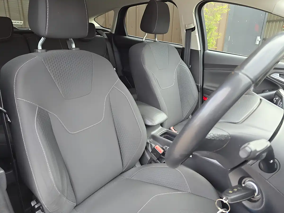 Used 2015 Ford Focus Zetec Grey - Interior and Exterior details 6