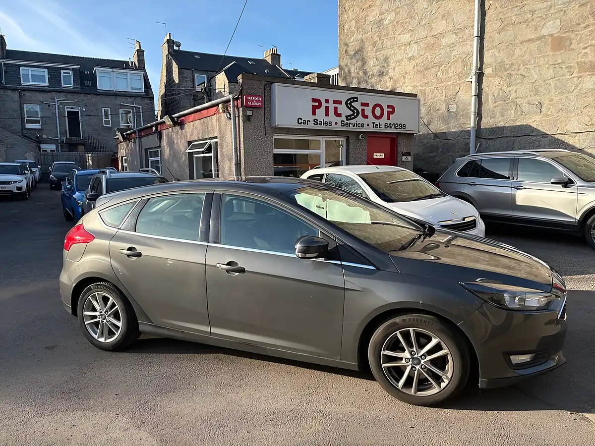Used 2015 Ford Focus Zetec Grey - Front View