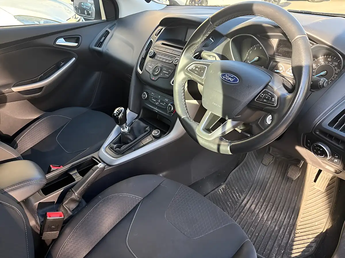 Used 2015 Ford Focus Zetec Grey - Interior and Exterior details 7