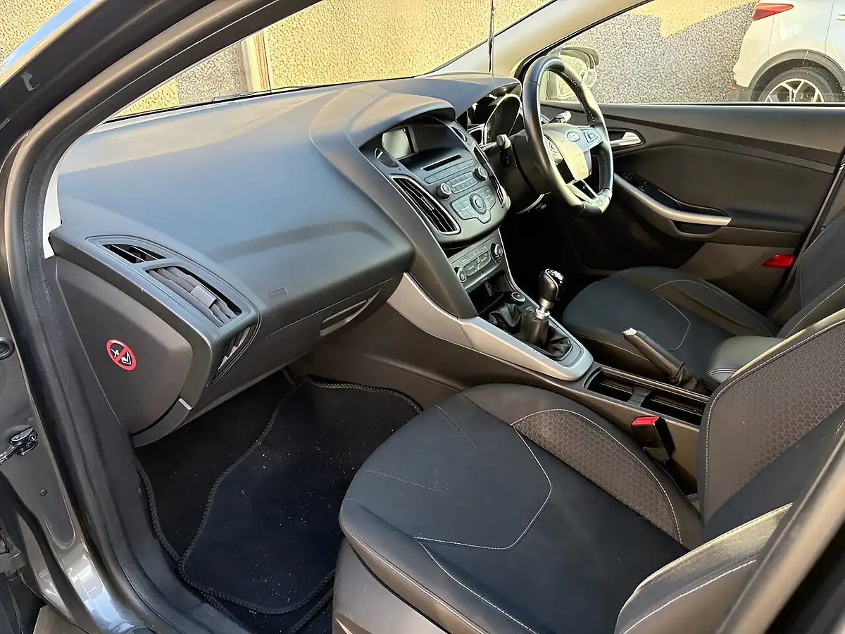 Used 2015 Ford Focus Zetec Grey - Interior and Exterior details 8
