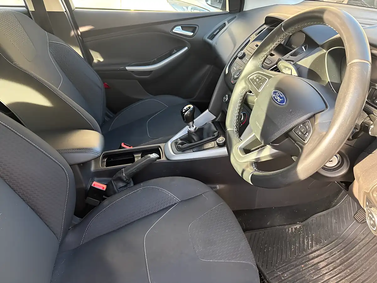 Used 2015 Ford Focus Zetec Grey - Interior and Exterior details 9