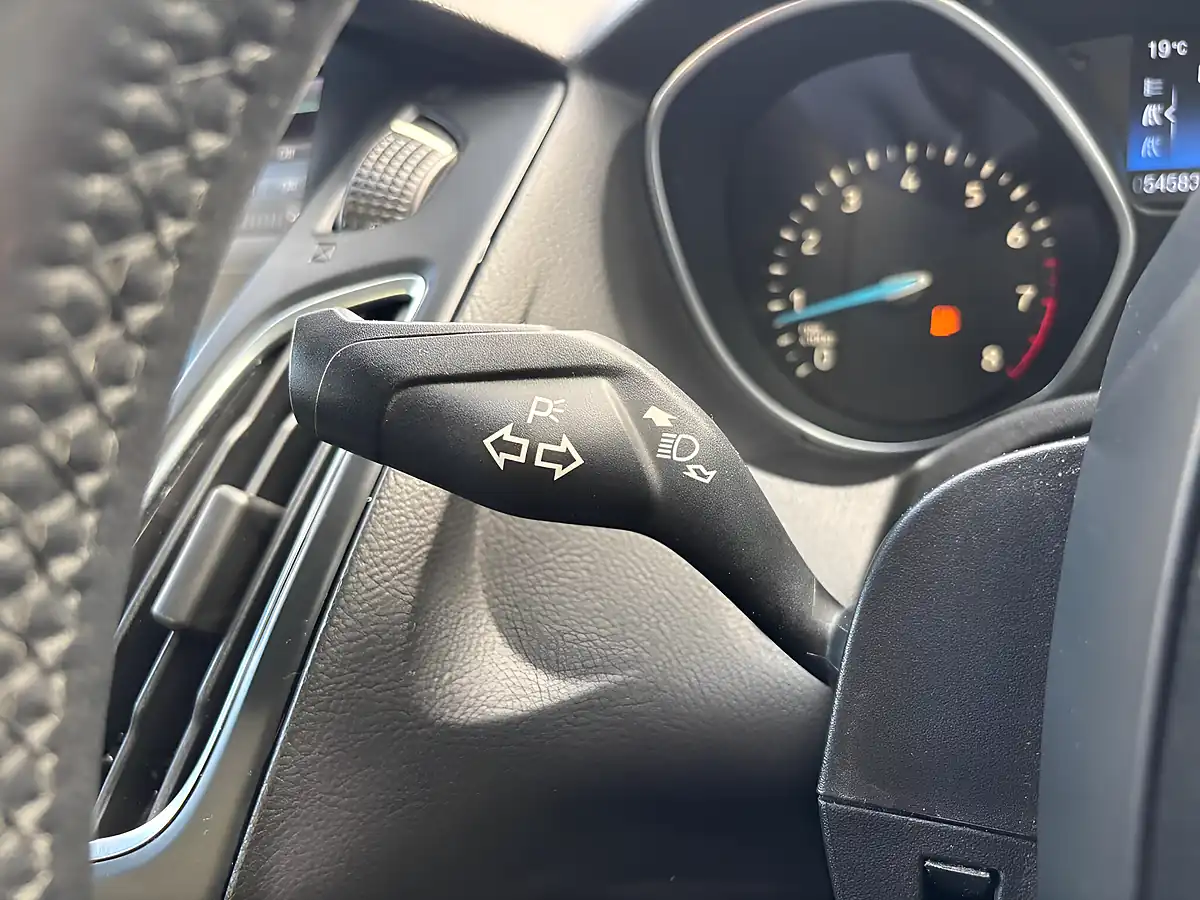 Used 2015 Ford Focus Zetec Grey - Interior and Exterior details 11