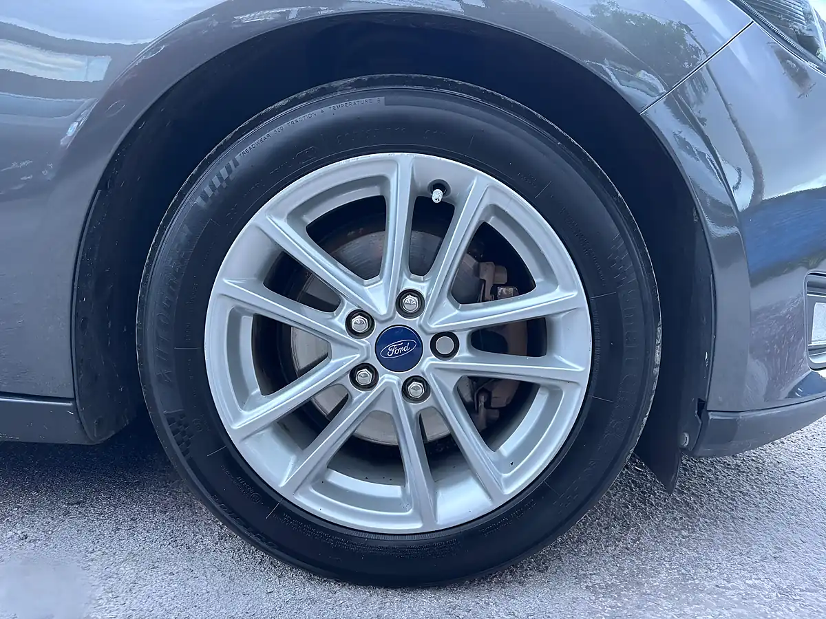Used 2015 Ford Focus Zetec Grey - Interior and Exterior details 20