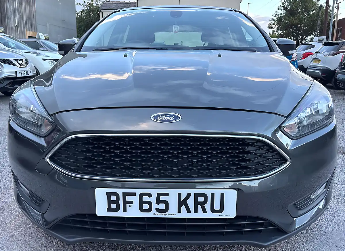 Used 2015 Ford Focus Zetec Grey - Interior and Exterior details 3