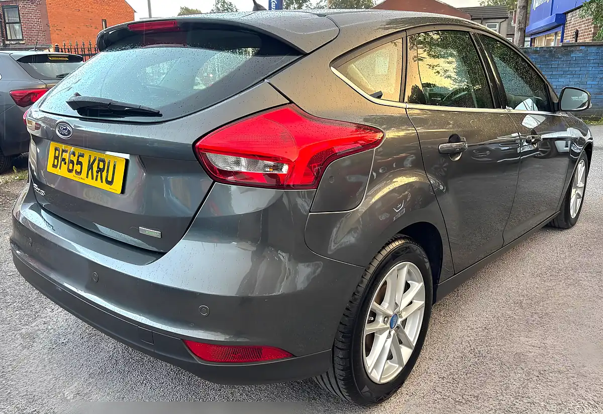 Used 2015 Ford Focus Zetec Grey - Interior and Exterior details 8