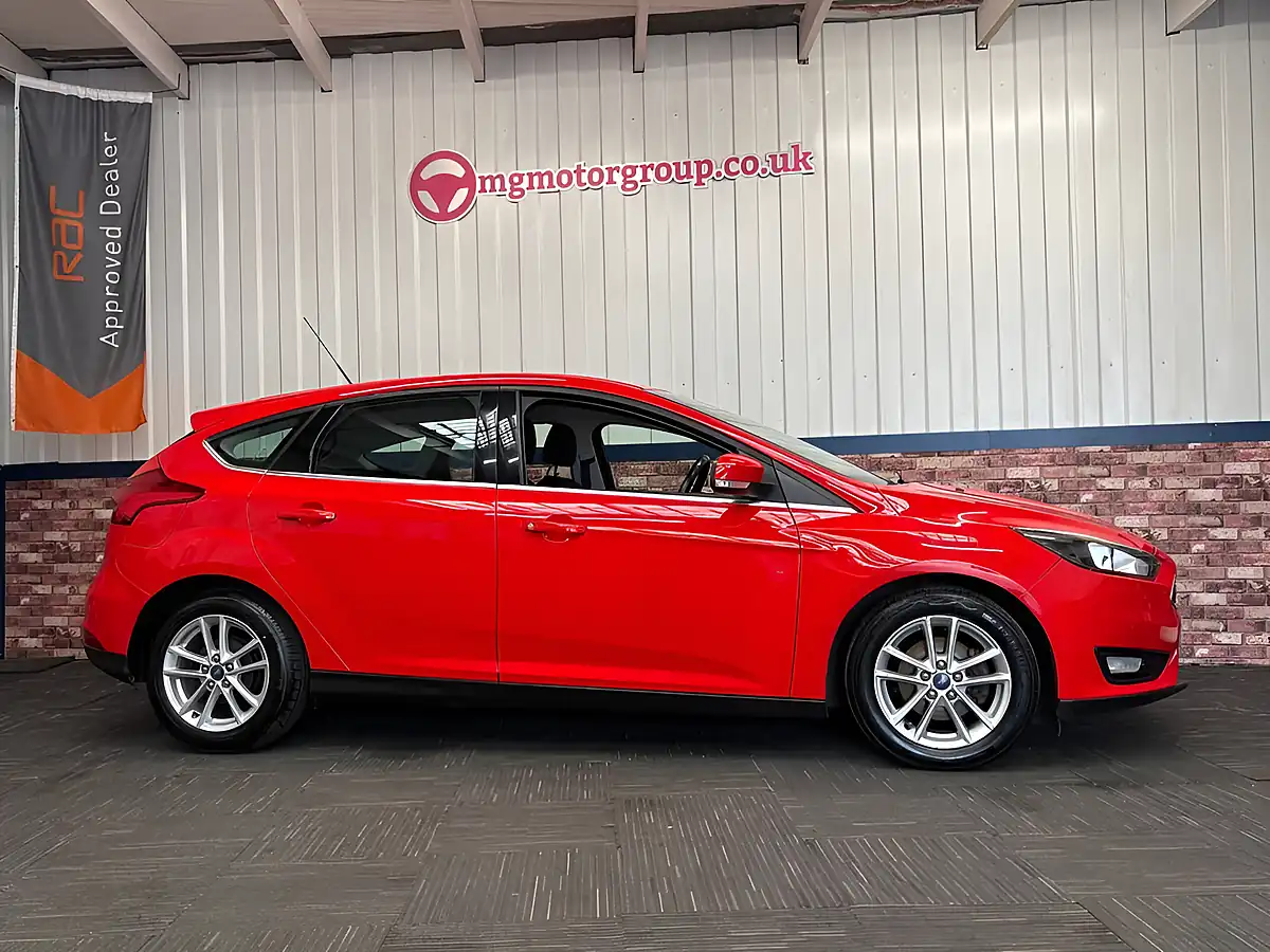 Used 2015 Ford Focus Zetec Race Red - Interior and Exterior details 10
