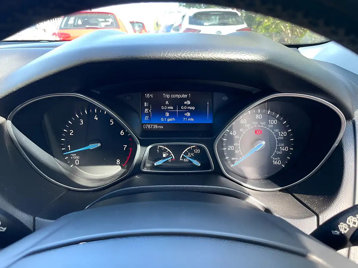 Used 2015 Ford Focus Zetec Red - Interior and Exterior details 18