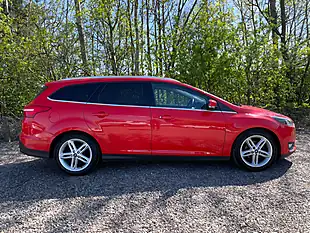 Used 2015 Ford Focus Zetec Red - Interior and Exterior details 5