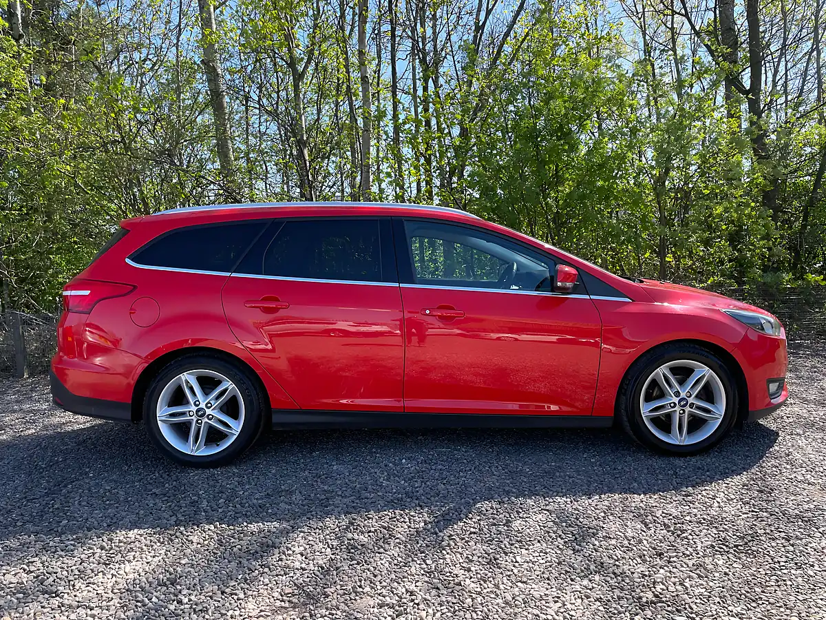 Used 2015 Ford Focus Zetec Red - Interior and Exterior details 5