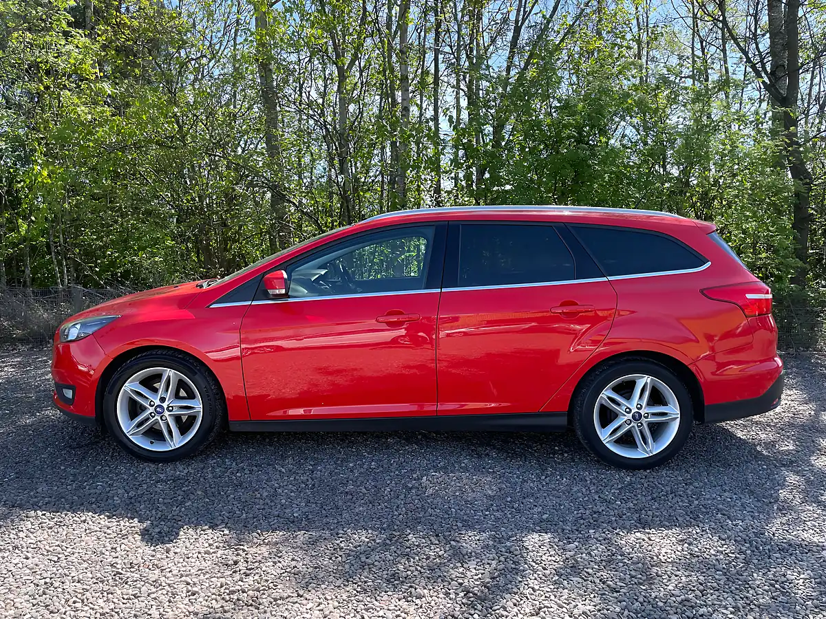 Used 2015 Ford Focus Zetec Red - Interior and Exterior details 6