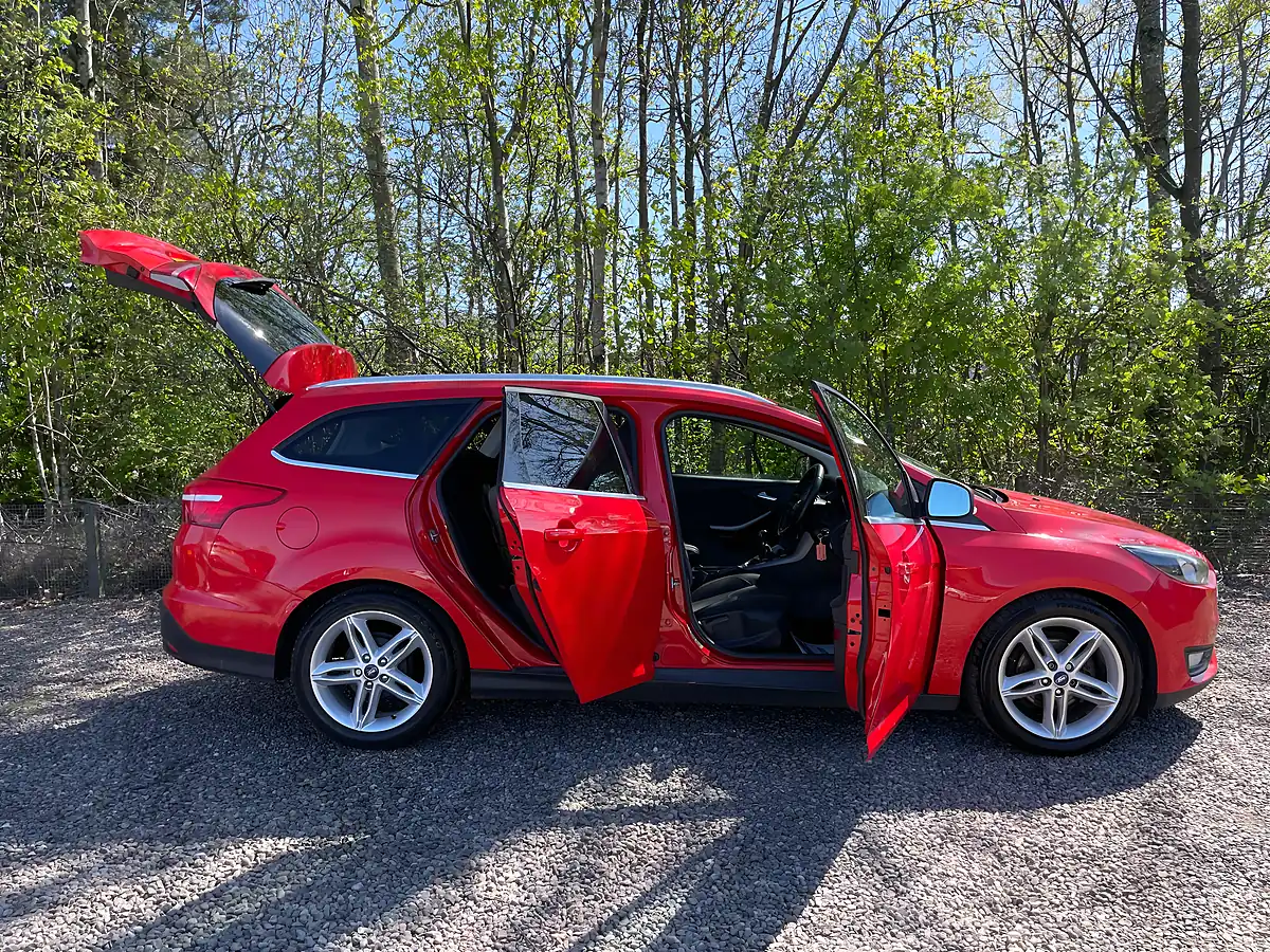 Used 2015 Ford Focus Zetec Red - Interior and Exterior details 7