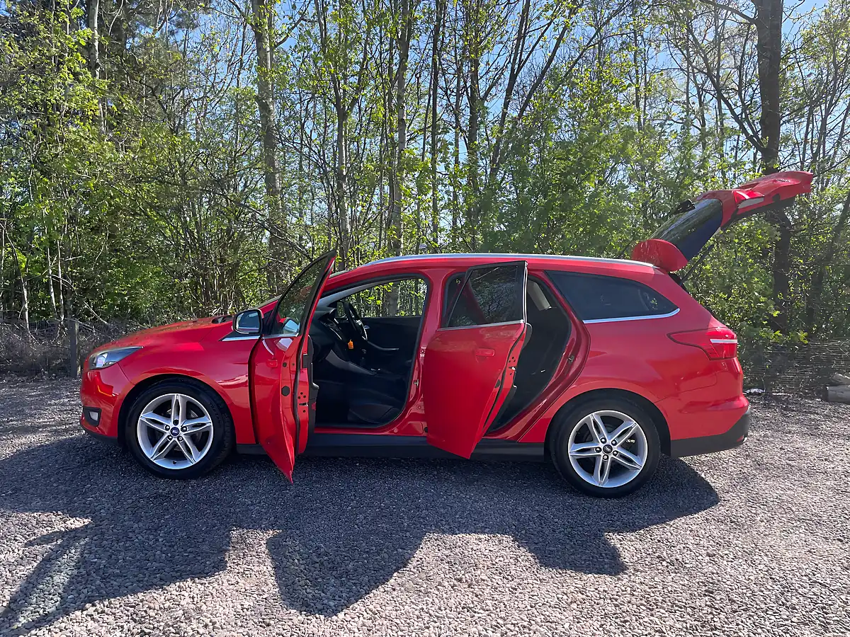 Used 2015 Ford Focus Zetec Red - Interior and Exterior details 8