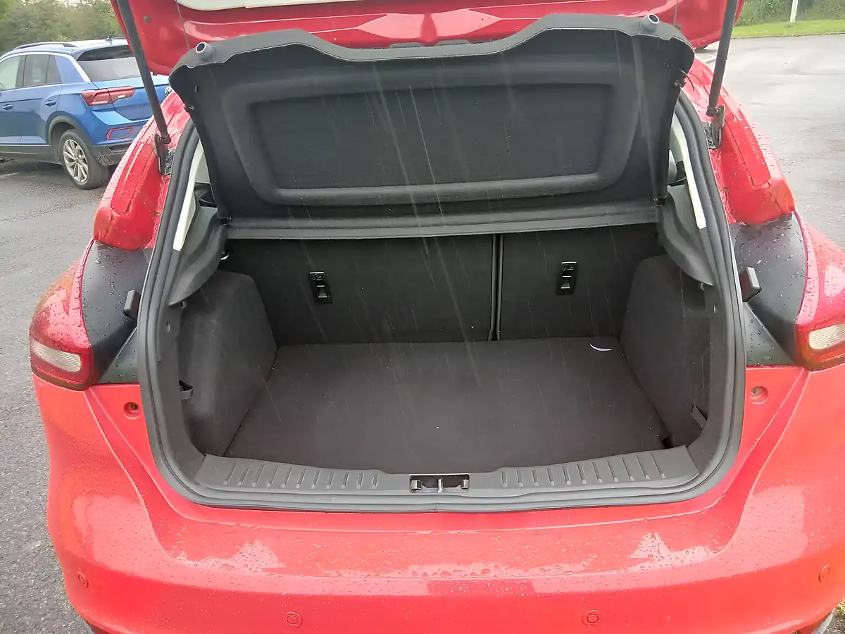 Used 2015 Ford Focus Zetec Red - Interior and Exterior details 10