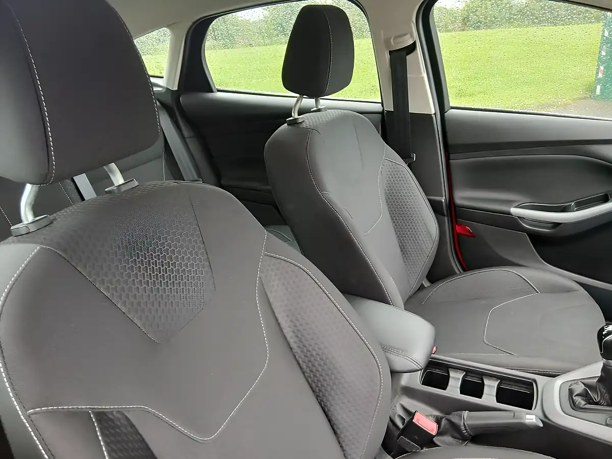 Used 2015 Ford Focus Zetec Red - Interior and Exterior details 16