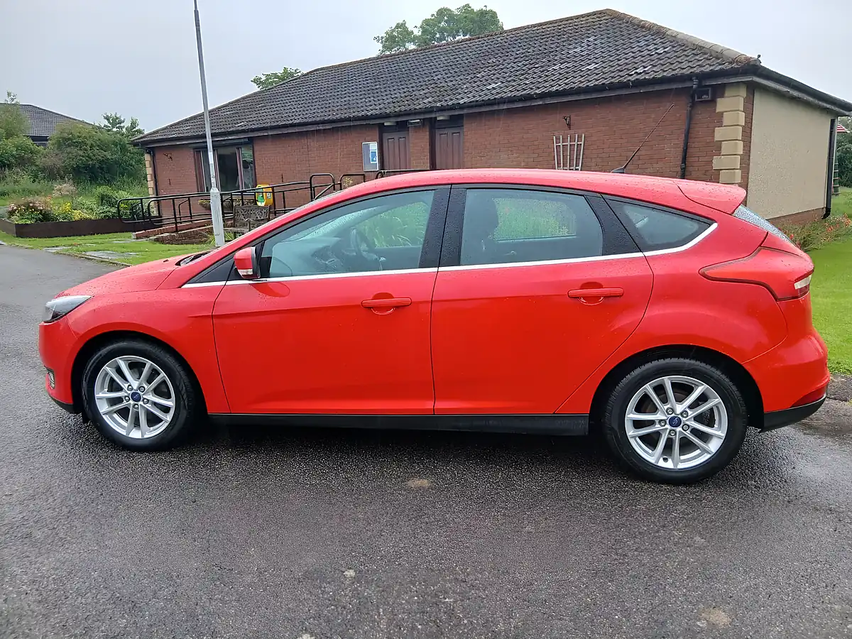 Used 2015 Ford Focus Zetec Red - Interior and Exterior details 3