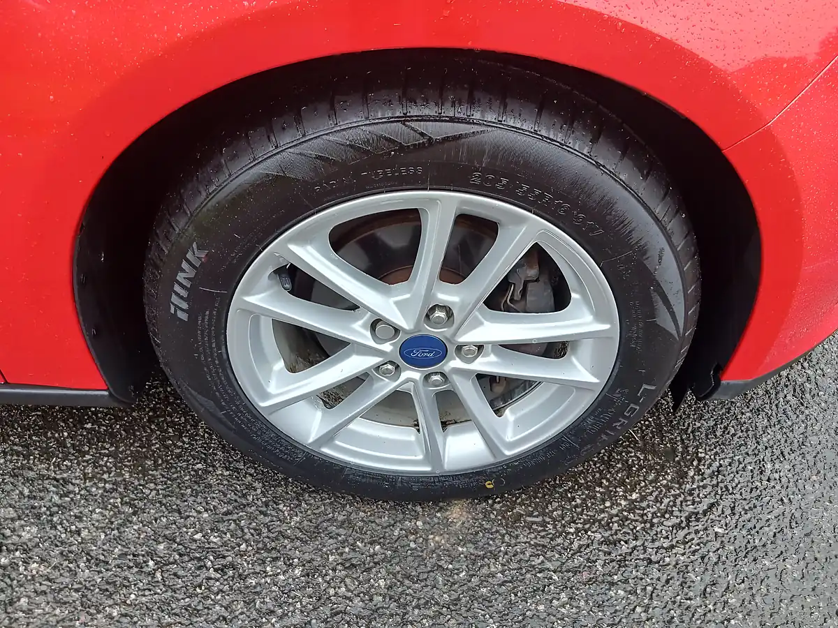 Used 2015 Ford Focus Zetec Red - Interior and Exterior details 9