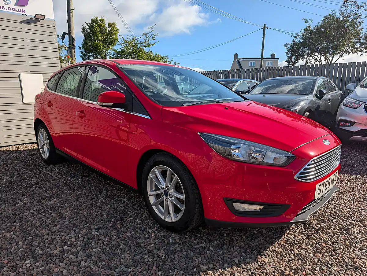 Used 2015 Ford Focus Zetec Red - Front View