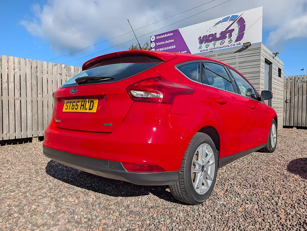Used 2015 Ford Focus Zetec Red - Interior and Exterior details 10