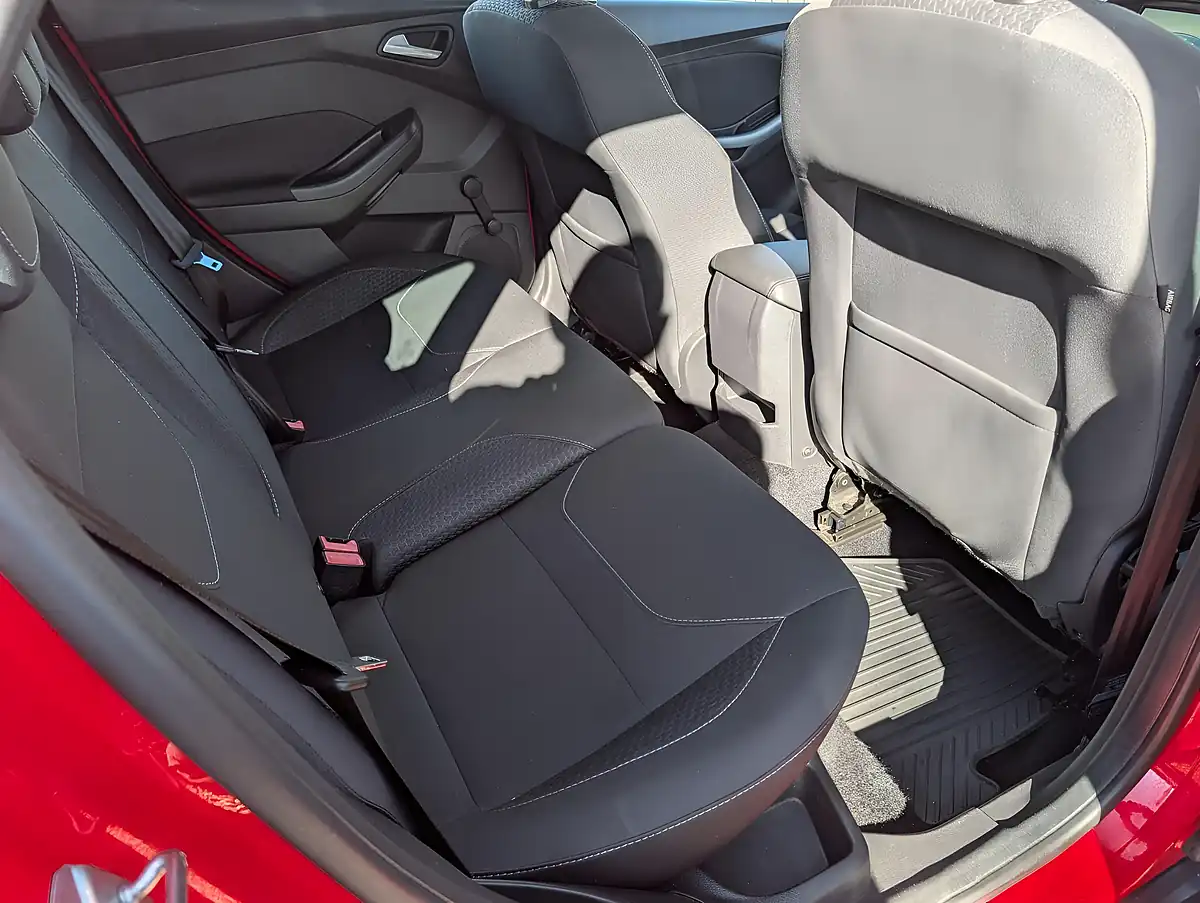 Used 2015 Ford Focus Zetec Red - Interior and Exterior details 13