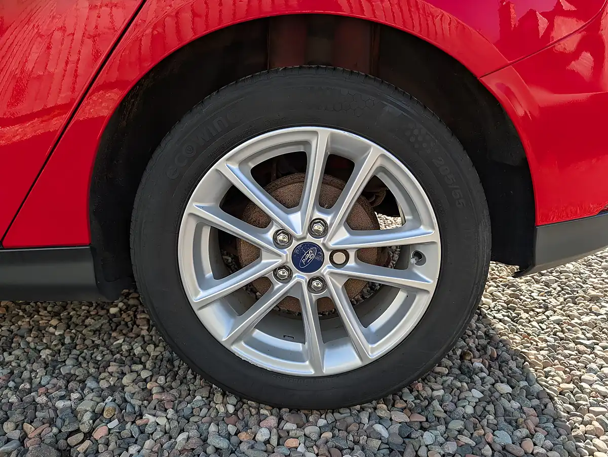 Used 2015 Ford Focus Zetec Red - Interior and Exterior details 14