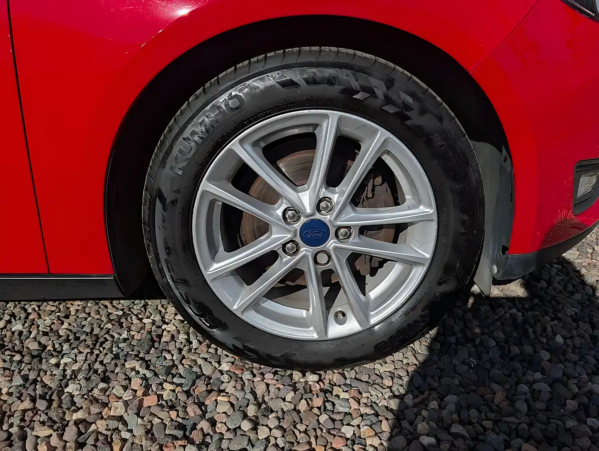 Used 2015 Ford Focus Zetec Red - Interior and Exterior details 15