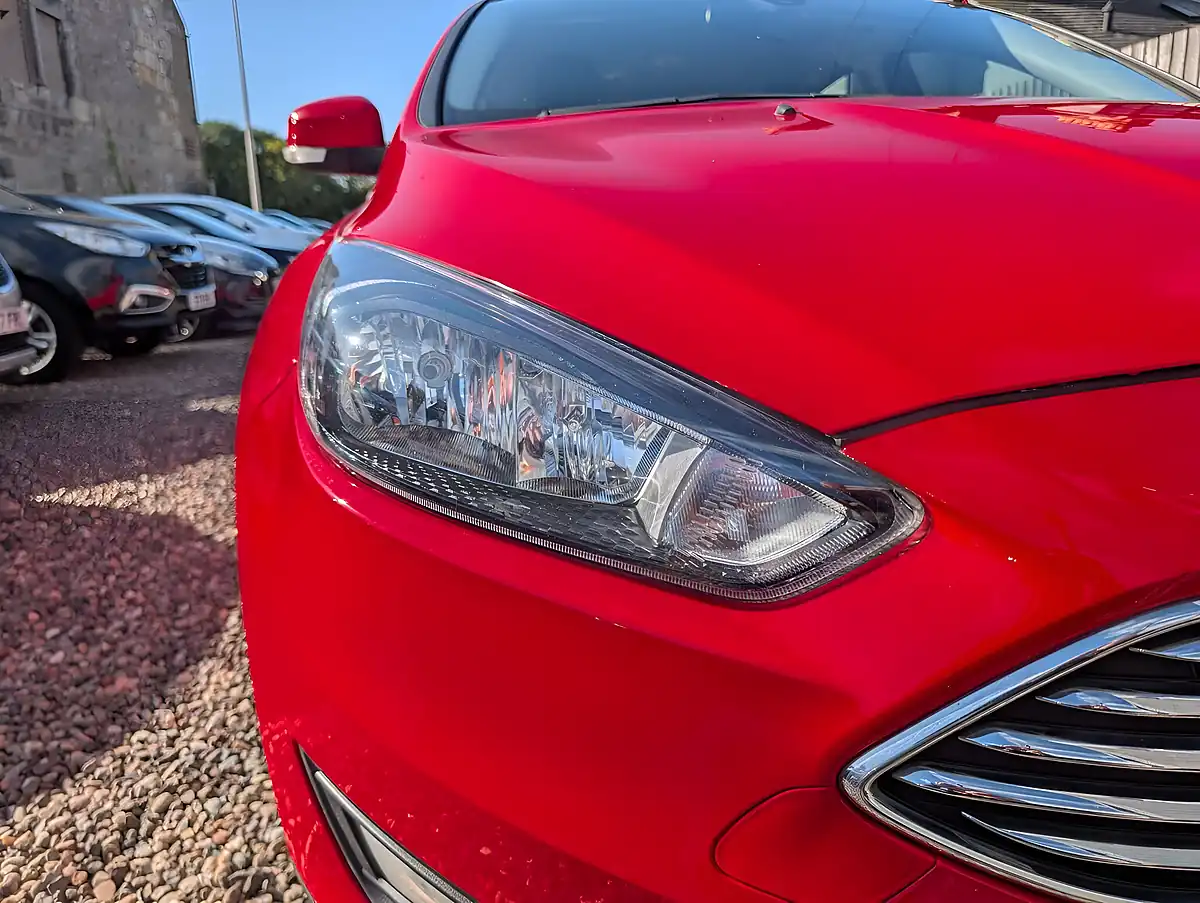 Used 2015 Ford Focus Zetec Red - Interior and Exterior details 18