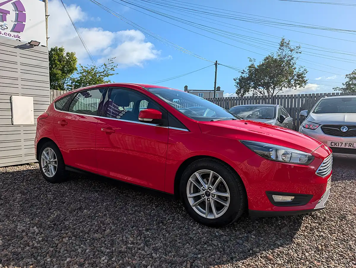 Used 2015 Ford Focus Zetec Red - Interior and Exterior details 19