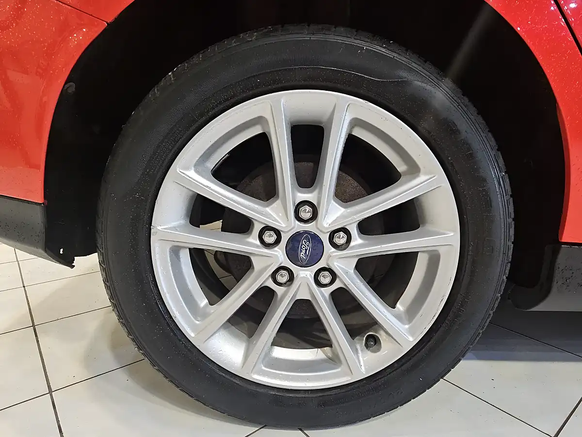 Used 2015 Ford Focus Zetec Red - Interior and Exterior details 19