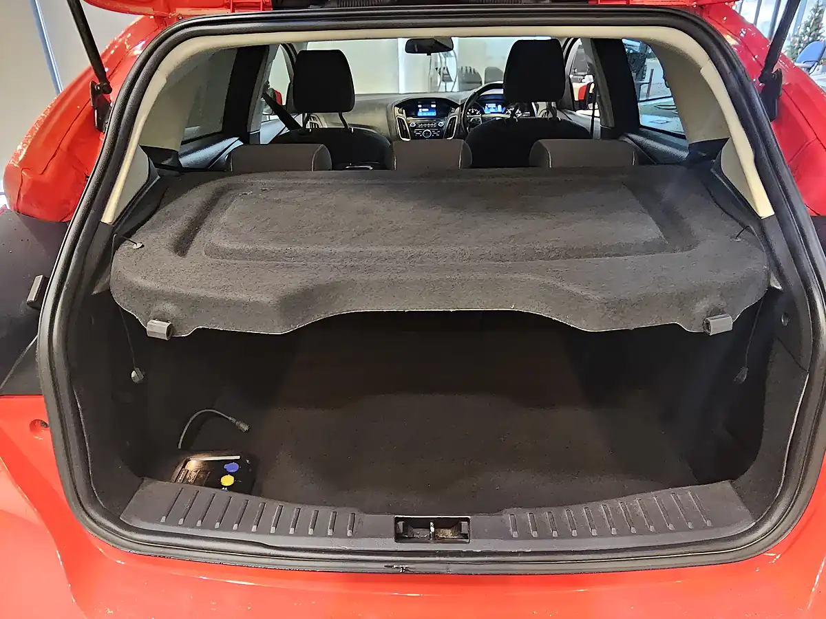 Used 2015 Ford Focus Zetec Red - Interior and Exterior details 7