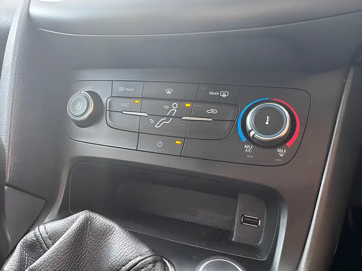 Used 2015 Ford Focus Zetec S Black - Interior and Exterior details 16