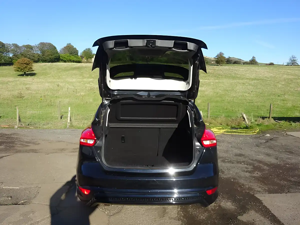 Used 2015 Ford Focus Zetec S Black - Interior and Exterior details 18