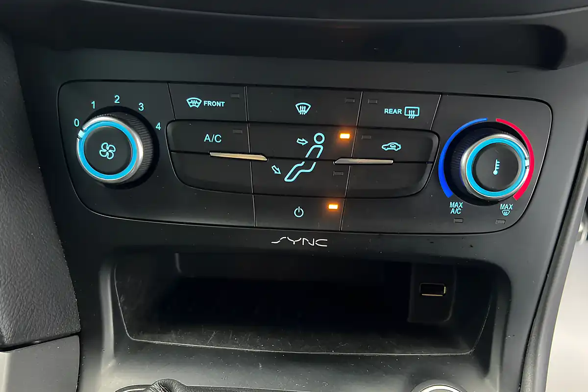Used 2015 Ford Focus Zetec S Blue - Interior and Exterior details 18