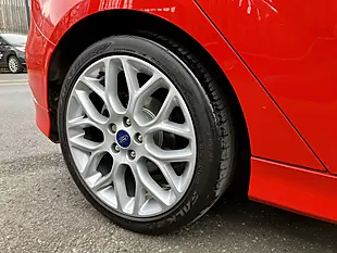 Used 2015 Ford Focus Zetec S Red - Interior and Exterior details 17