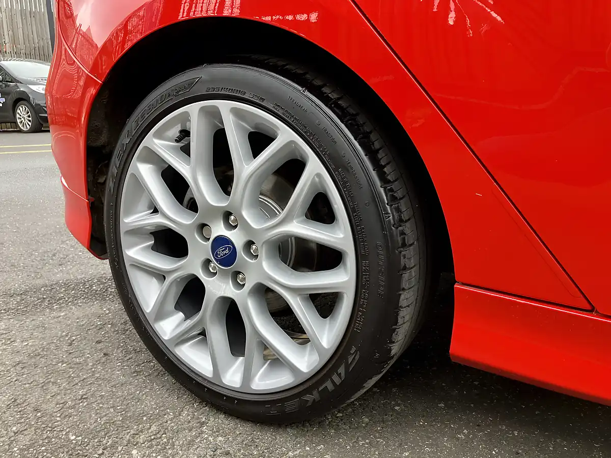 Used 2015 Ford Focus Zetec S Red - Interior and Exterior details 17
