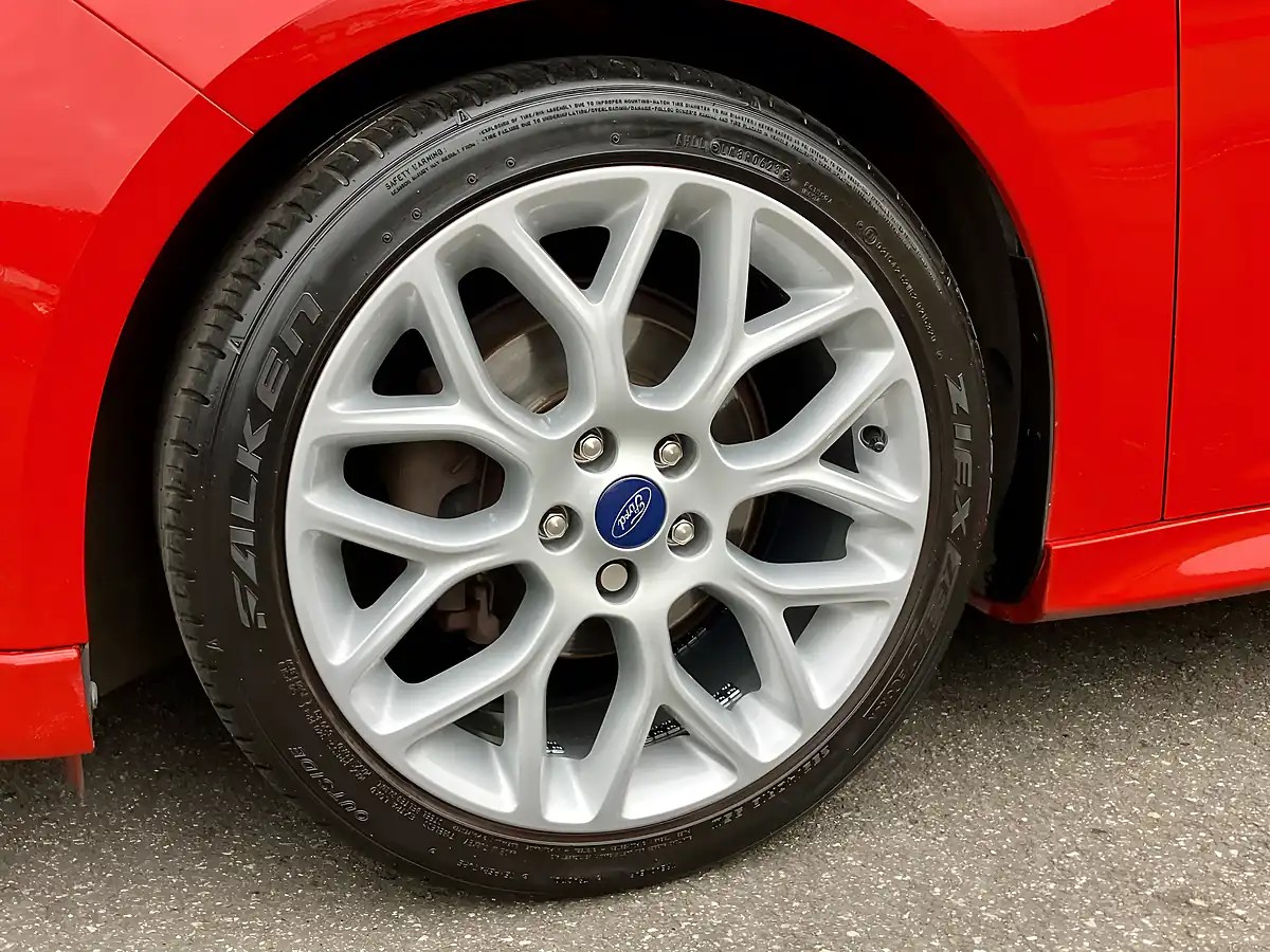 Used 2015 Ford Focus Zetec S Red - Interior and Exterior details 8