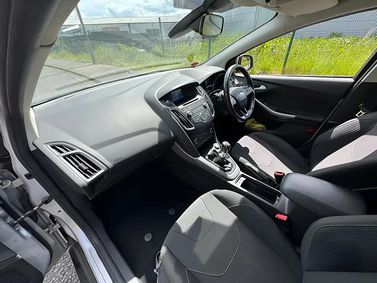 Used 2015 Ford Focus Zetec Silver - Interior and Exterior details 12
