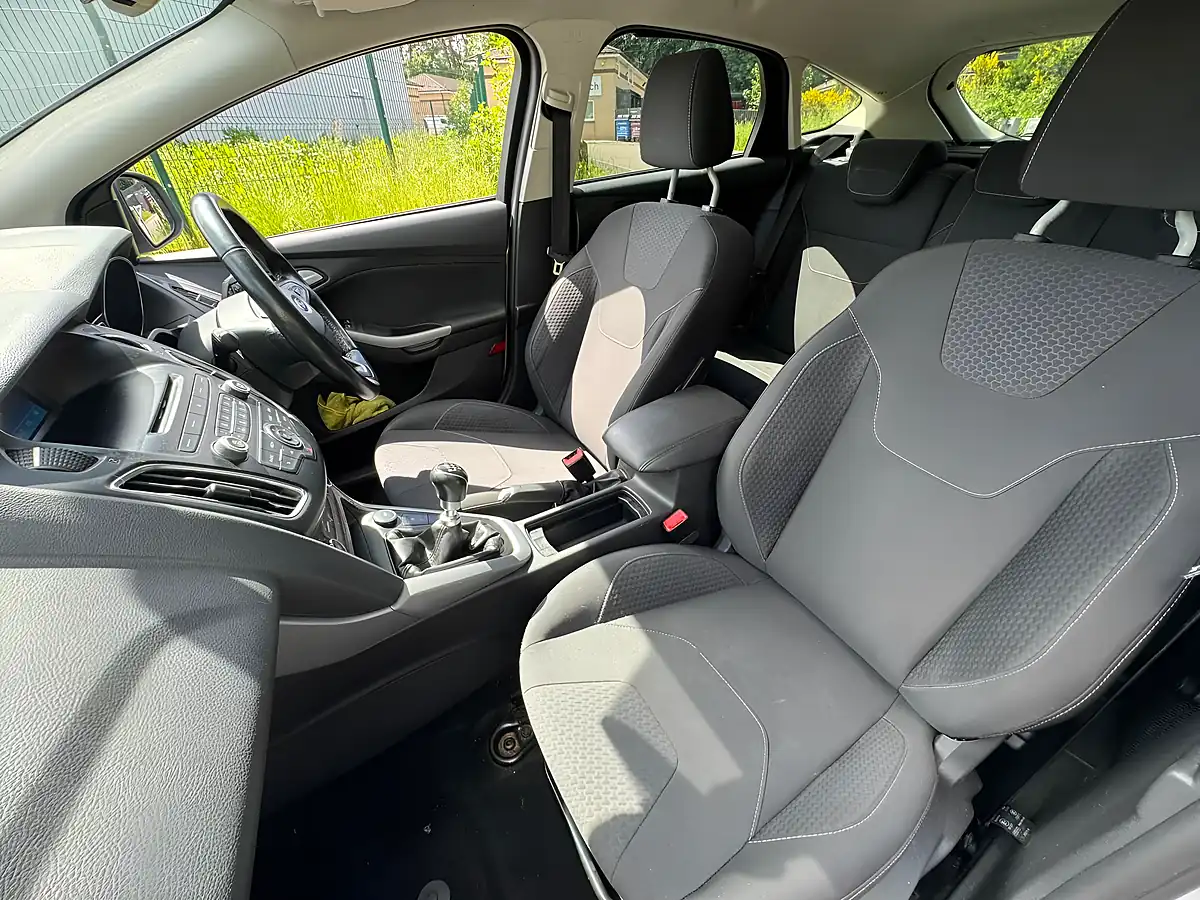 Used 2015 Ford Focus Zetec Silver - Interior and Exterior details 14