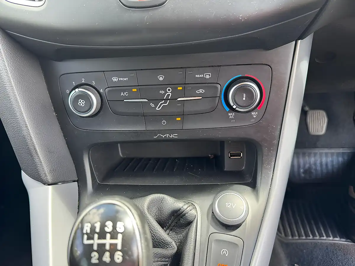 Used 2015 Ford Focus Zetec Silver - Interior and Exterior details 17