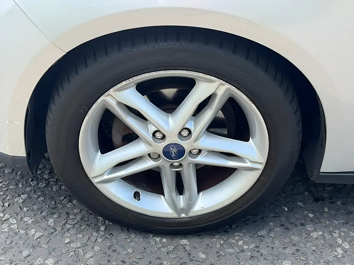 Used 2015 Ford Focus Zetec Silver - Interior and Exterior details 20
