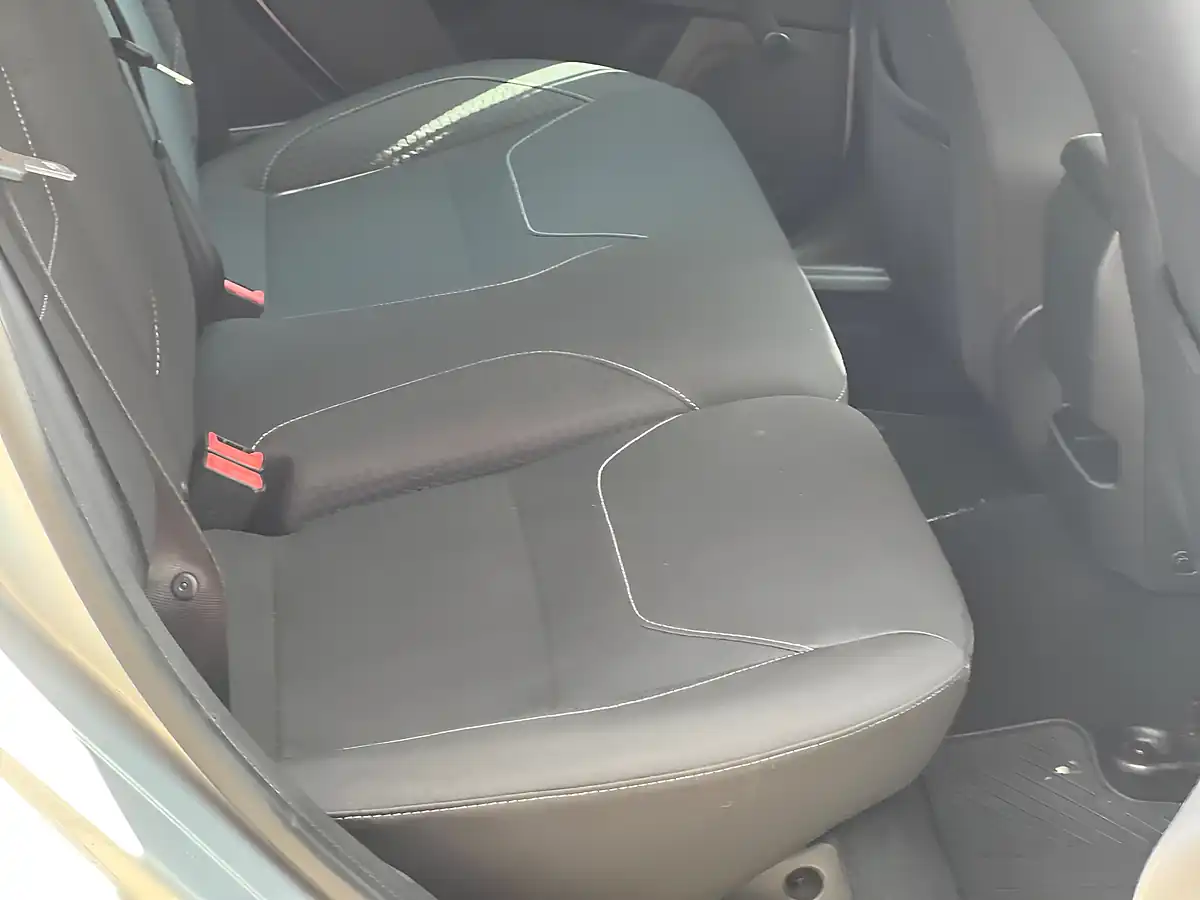 Used 2015 Ford Focus Zetec Silver - Interior and Exterior details 10