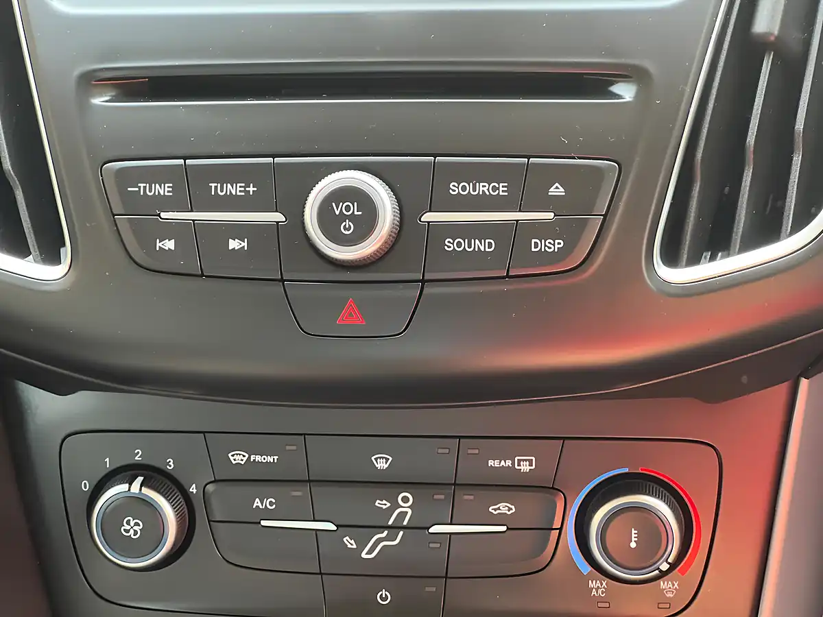 Used 2015 Ford Focus Zetec Silver - Interior and Exterior details 13